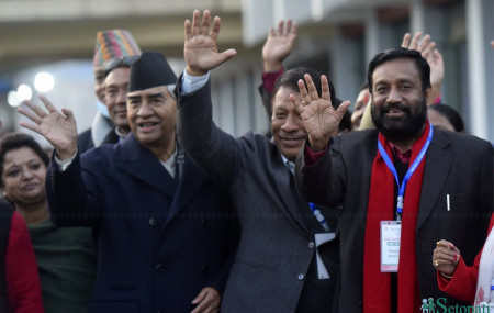 सभापतिको दोस्रो चरणको निर्वाचनका लागि मत माग्दै शेरबहादुर देउवा, प्रकाशमान सिंह र विमलेन्द्र निधि। तस्बिर: निशा भण्डारी/सेतोपाटी